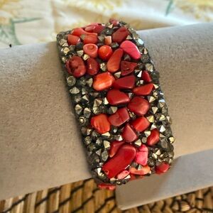 Handmade bracelet made of red coral and crystals, with a magnetic clasp